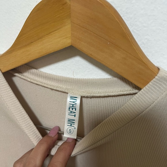 Side Ruched Dress - Picture 4 of 5